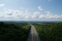 Autobahn durch Wald